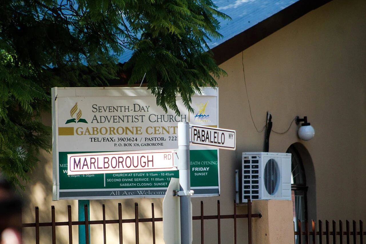 嘉柏隆里教堂前共柱的MARLBOROUGH RD與PABALELO WY實體街牌。