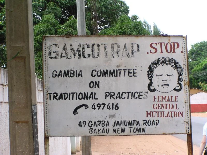 巴考實拍標示。49是地址中的建築編號，GARBA JAHUMPA ROAD是道路名稱，BAKAU NEW TOWN是地區；497416旁有電話符號，不是門牌。