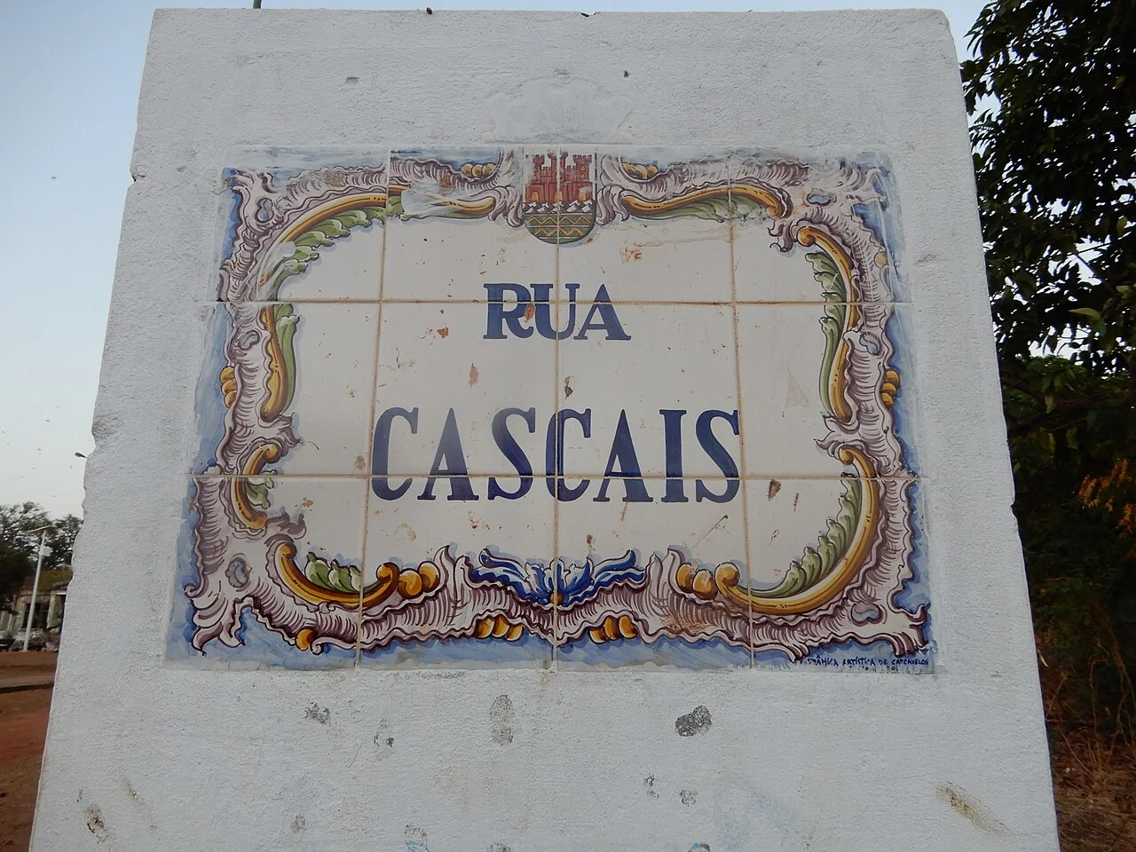 博拉馬的實拍街牌或門牌。牆面瓷磚牌清楚寫RUA CASCAIS，藍色街名被多彩卷草邊框環繞。
