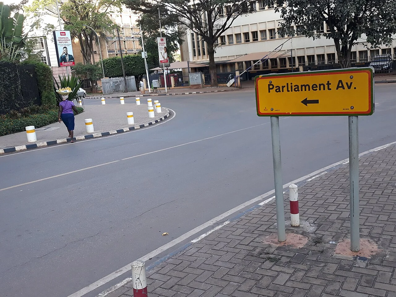坎帕拉的實拍街牌或門牌。黃色牌寫Parliament Av.並附左指箭頭;Av.是Avenue縮寫,這裡指向一條具名道路。