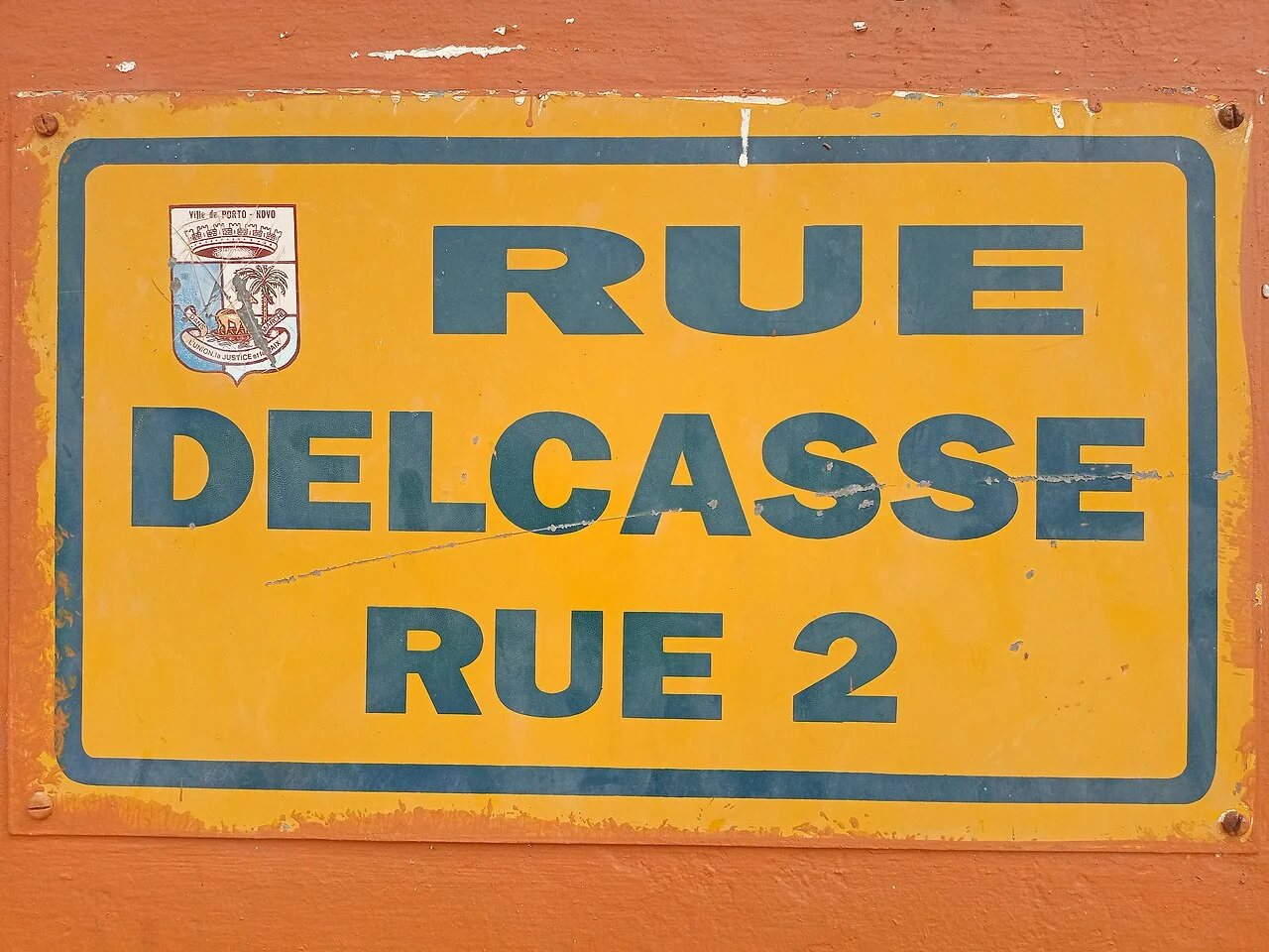 波多諾伏的實拍街牌或門牌。黃底牌同時寫RUE DELCASSE與RUE 2，街名與數字編碼並列，上方另有市徽。