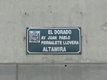 卡拉卡斯街名標記。可讀EL DORADO、AV JUAN PABLO、PERNALETE LLOVERA及ALTAMIRA；AV是大道縮寫。