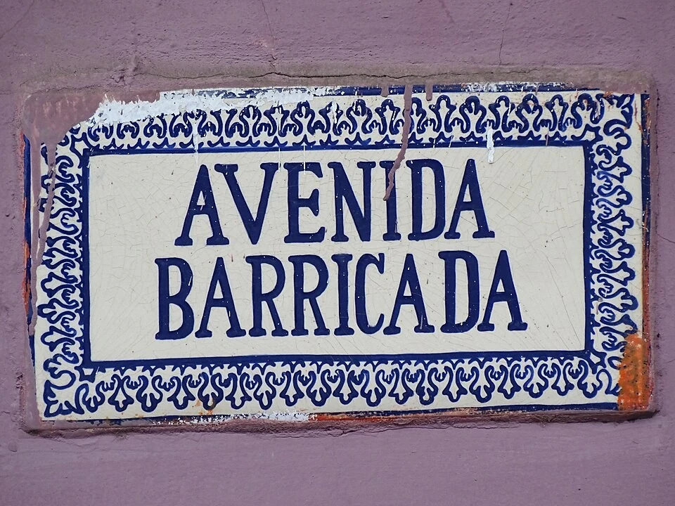 格拉納達街名標記。牌面可讀AVENIDA BARRICADA；AVENIDA是大道，BARRICADA保留原拼寫。