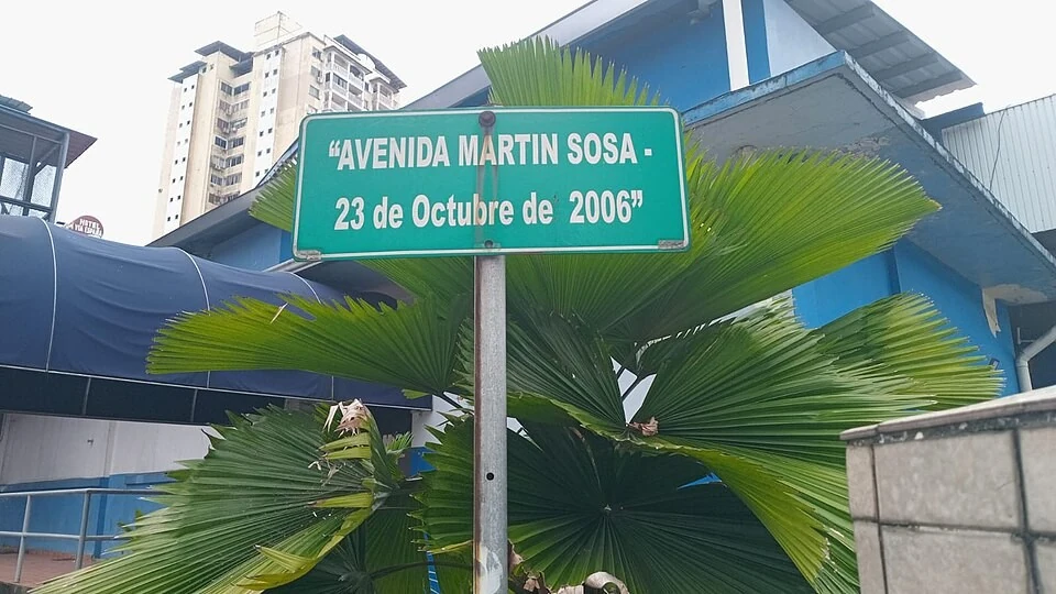 巴拿馬城街名標記。綠底牌可讀AVENIDA MARTIN SOSA，下行23 de Octubre de 2006；後者是牌上日期，未當成拍攝日。