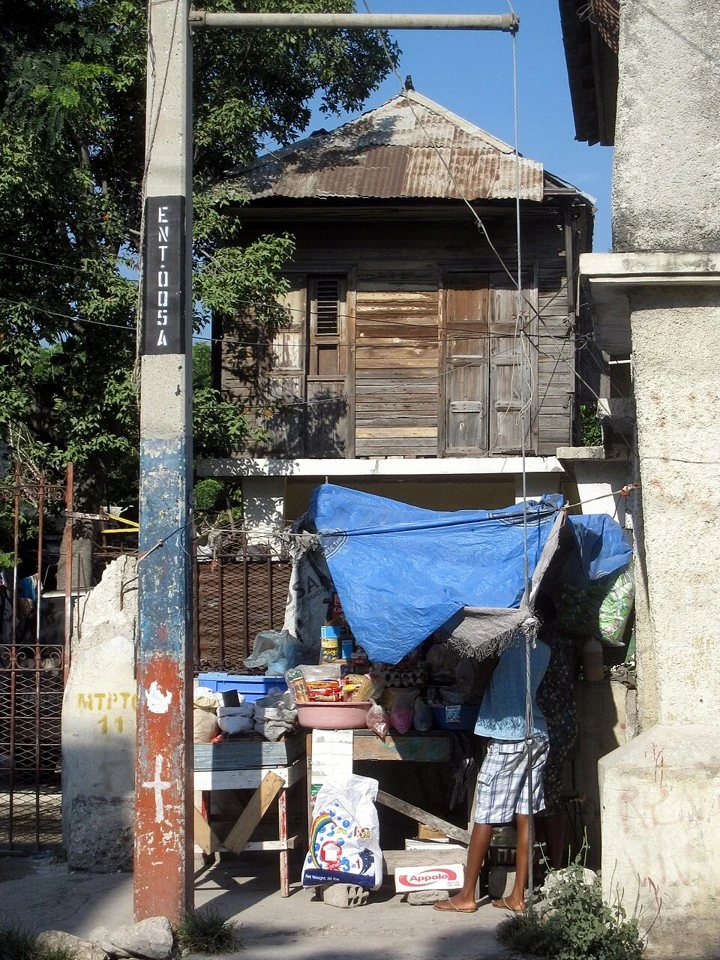 太子港街名標記。柱面黑字可讀ENT DOUSA；保留縮寫原貌，沒有足夠證據擴寫ENT或補全姓名。