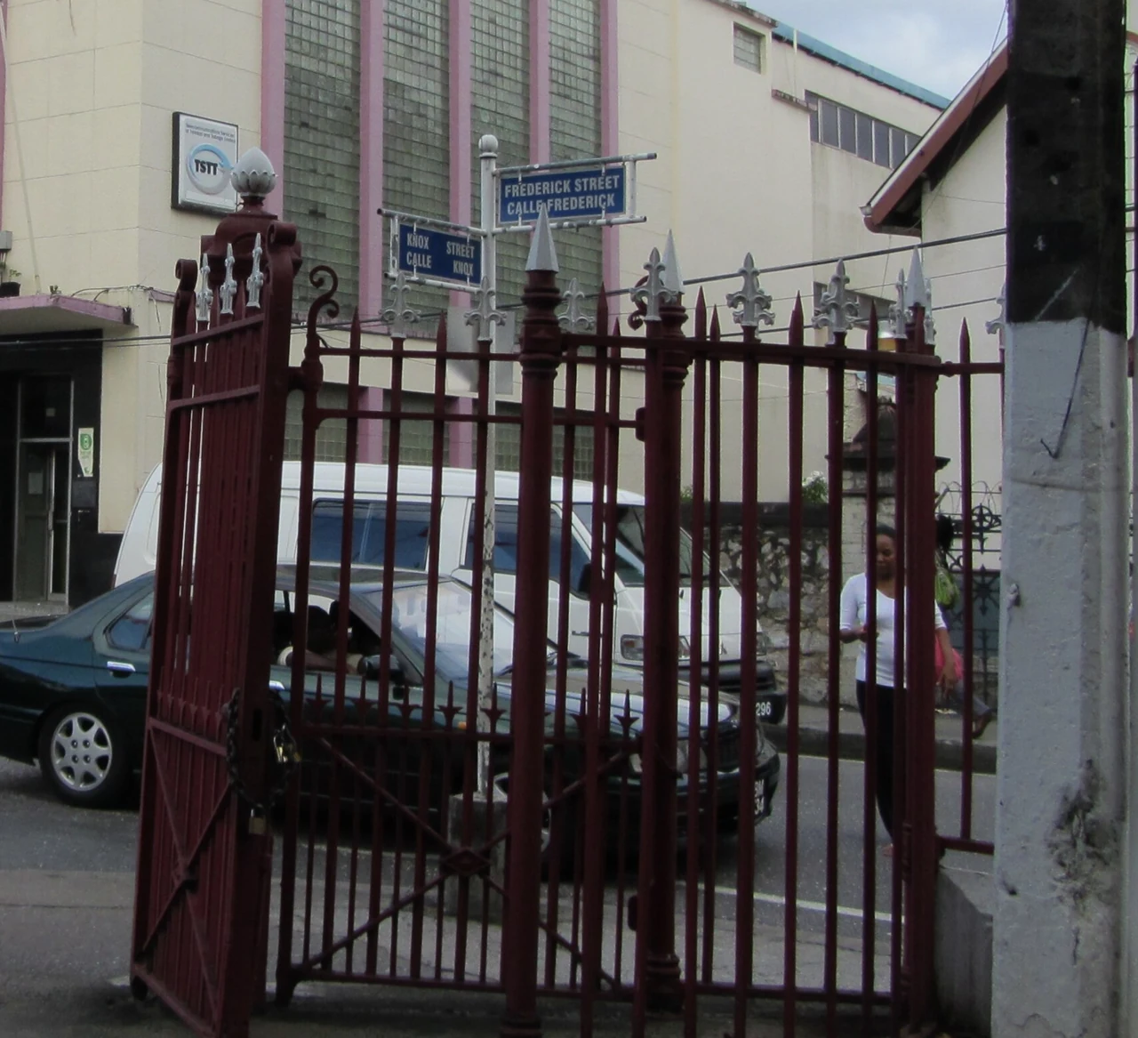 西班牙港街名標記。兩面牌分別可讀FREDERICK STREET／CALLE FREDERICK及KNOX STREET／CALLE KNOX；STREET與CALLE分別是英語和西班牙語的街。