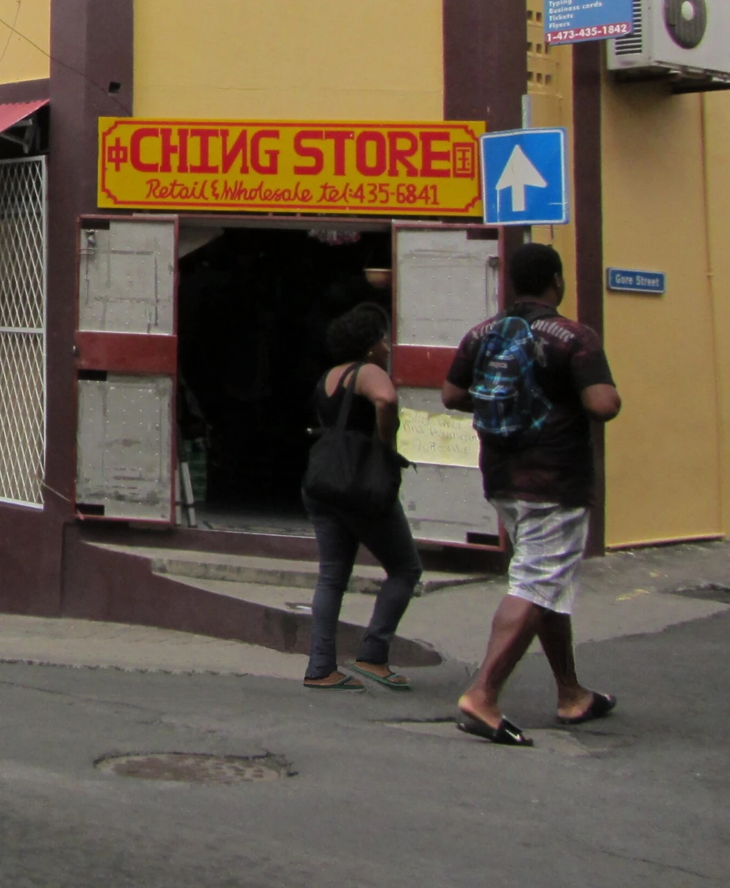 聖喬治街名標記。藍色小牌可讀Gore Street；上方白箭頭是交通方向，CHING STORE是商店名稱，兩者不當街名。