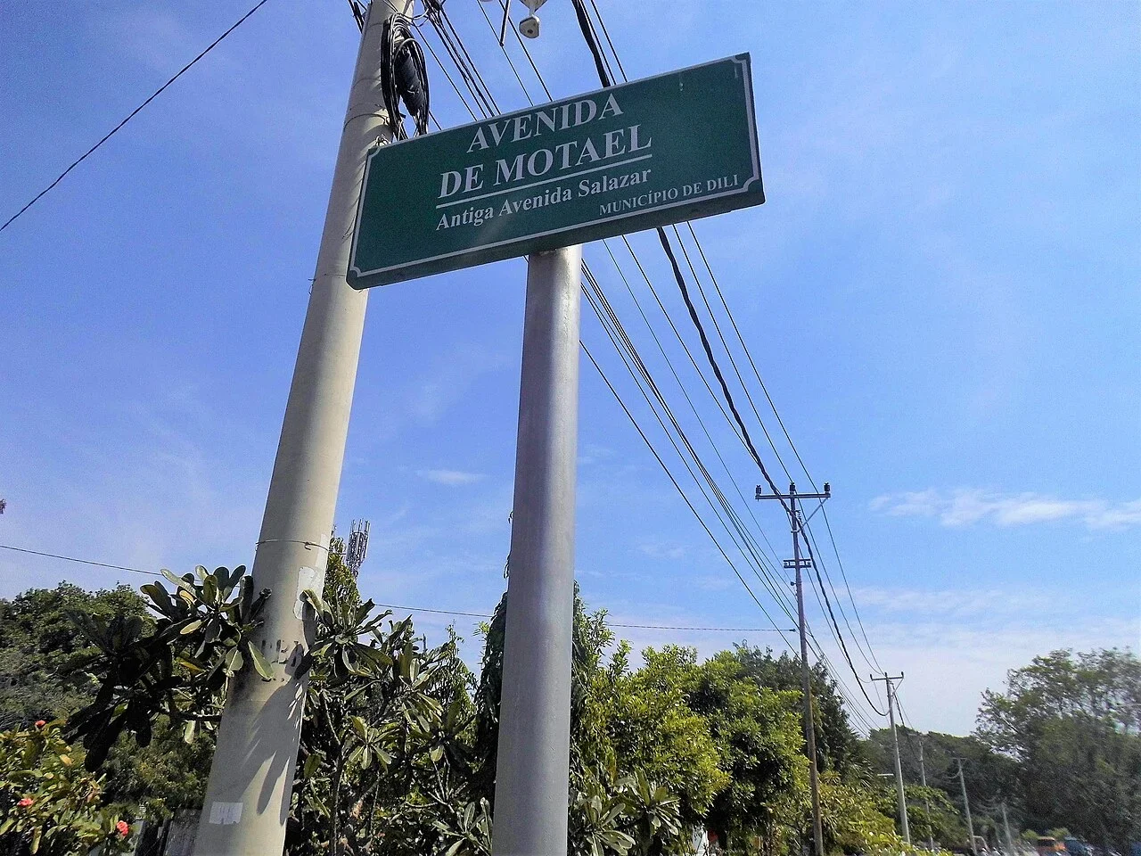 帝力:主名為「AVENIDA DE MOTAEL」,下方小字為「Antiga Avenida Salazar」(舊稱Salazar大道)。
