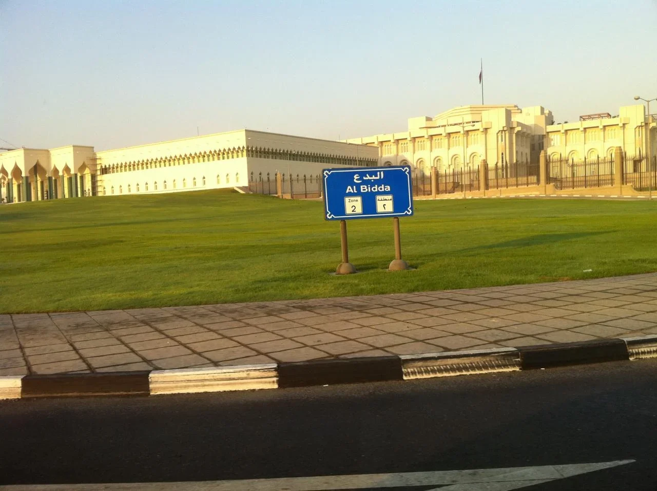 杜哈：藍牌寫「البدع／Al Bidda」；下方兩格各寫Zone2及阿拉伯文區號٢。