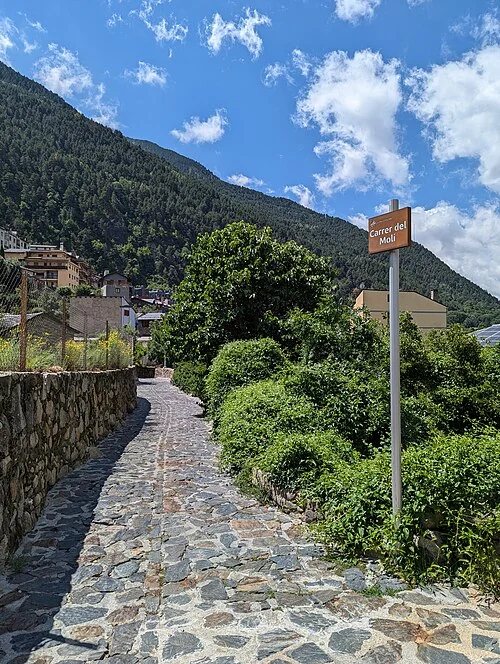 恩坎普的實拍街名或地址牌。「Carrer del Molí」為磨坊街；Carrer是加泰隆尼亞語街道詞，Molí的重音符號屬正式拼寫。
