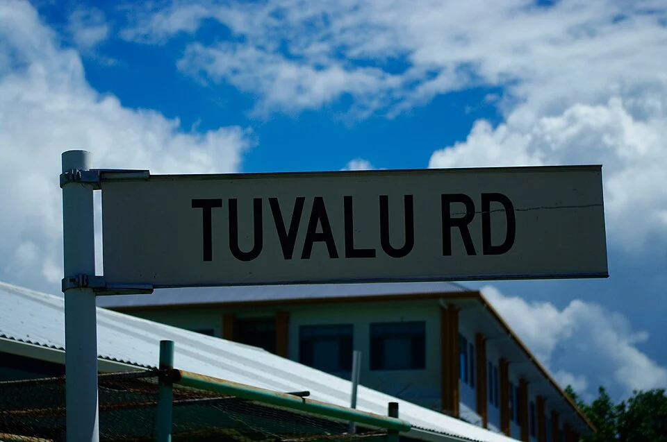 富納富提的實拍街名或地址牌。「TUVALU RD」為Tuvalu Road，Rd是Road縮寫；這是真實道路名牌，不是國家歡迎牌。