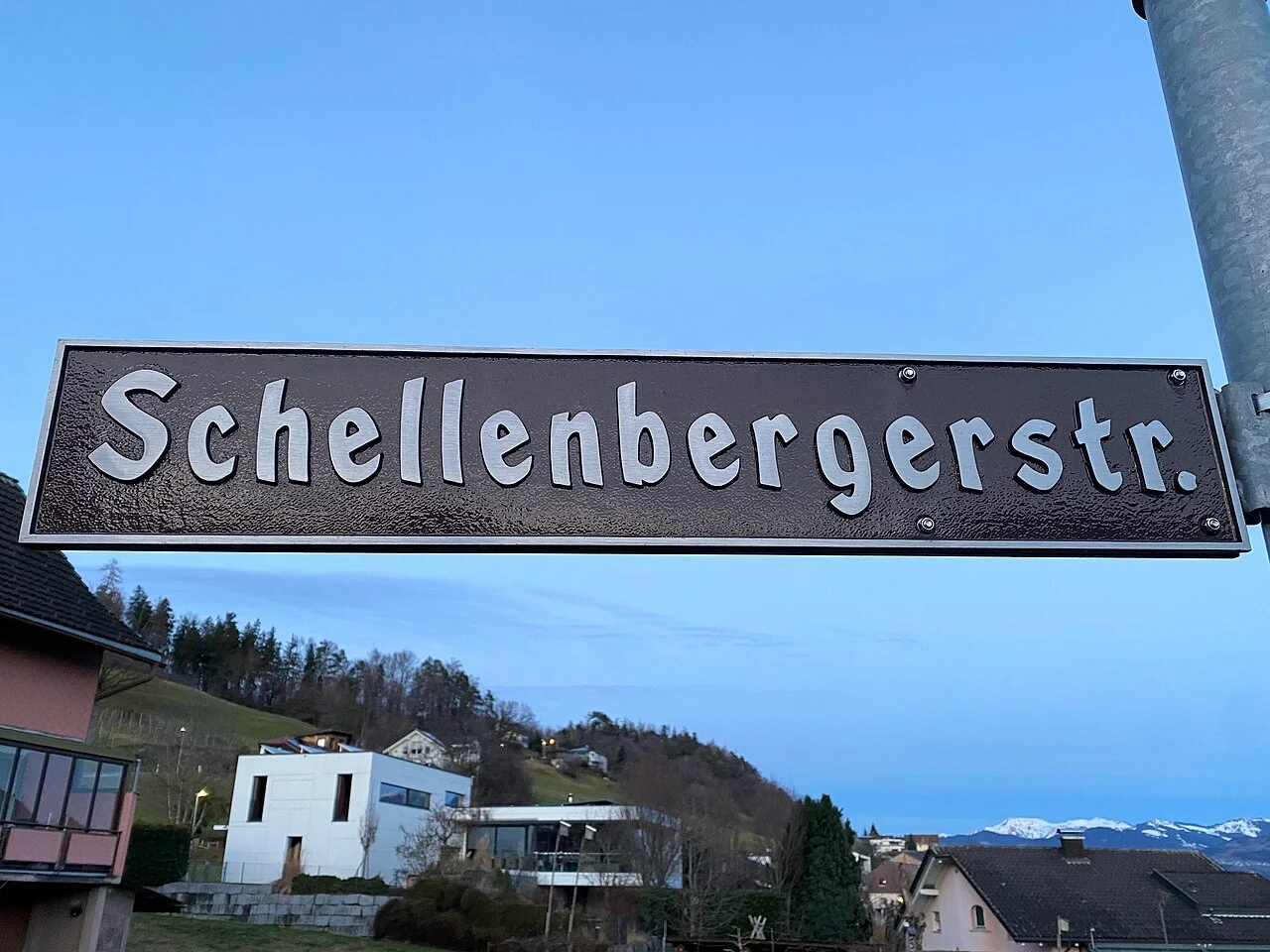 毛倫的實拍街名或地址牌。「Schellenbergerstr.」為Schellenbergerstraße的縮寫；str.指街道，不是地址號碼。