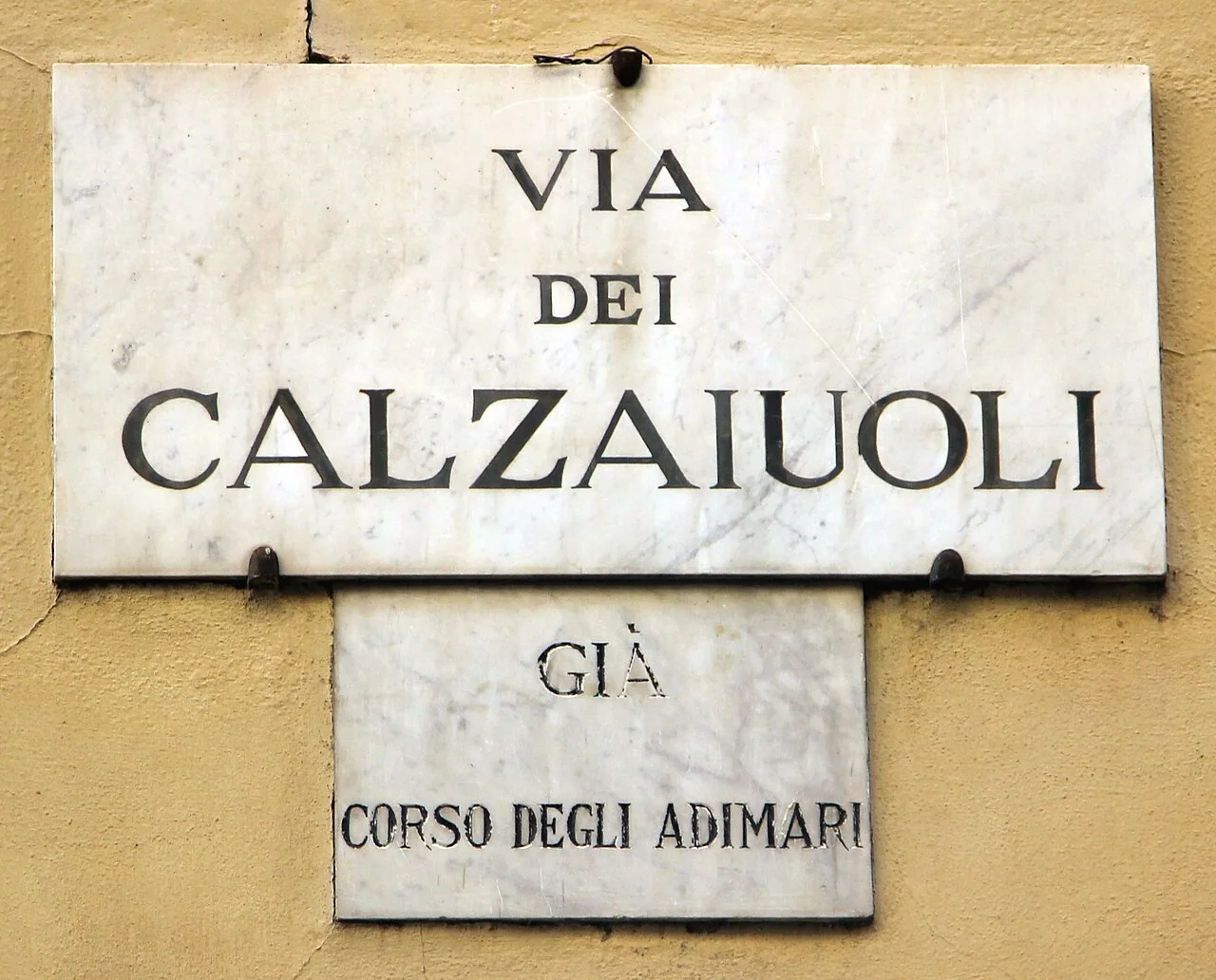 佛羅倫斯兩塊石牌，上方寫Via dei Calzaiuoli，下方寫Già Corso degli Adimari。