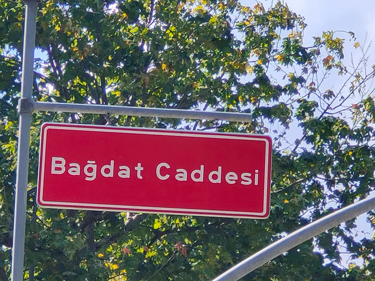伊斯坦堡亞洲岸巴格達大道的紅色街名牌,以白色土耳其文寫 Bağdat Caddesi。