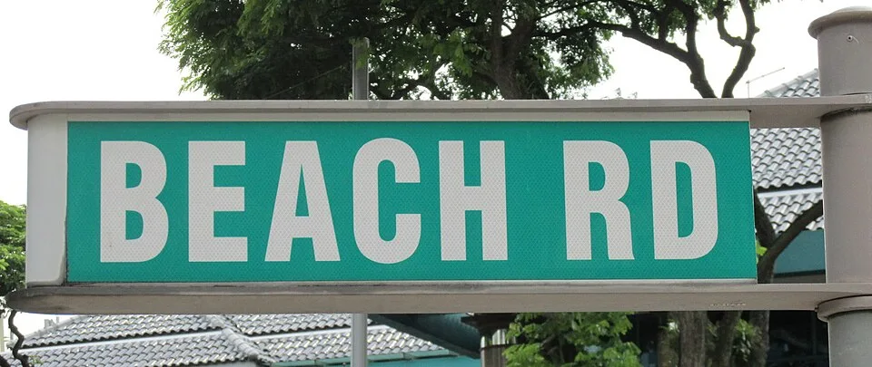 新加坡美芝路的舊式綠色街牌,以白色大寫字寫 BEACH RD。