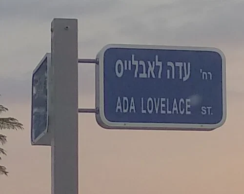 赫茲利亞：「ADA LOVELACE ST.」與希伯來文為愛達・勒芙蕾絲街，ST.表示街道。