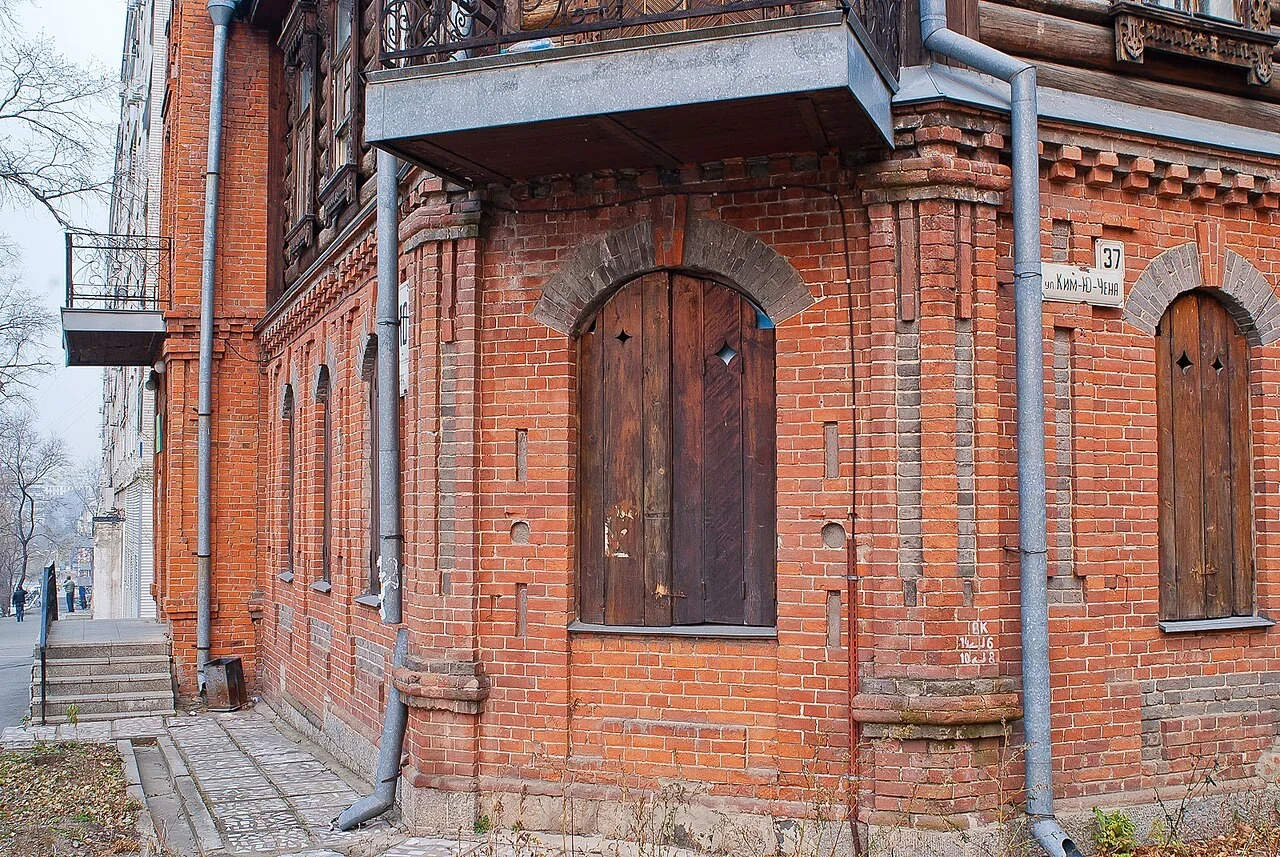 哈巴羅夫斯克：牆角地址牌可辨「Ким Ю Чена」街名與「37」號；號碼屬於建築地址。