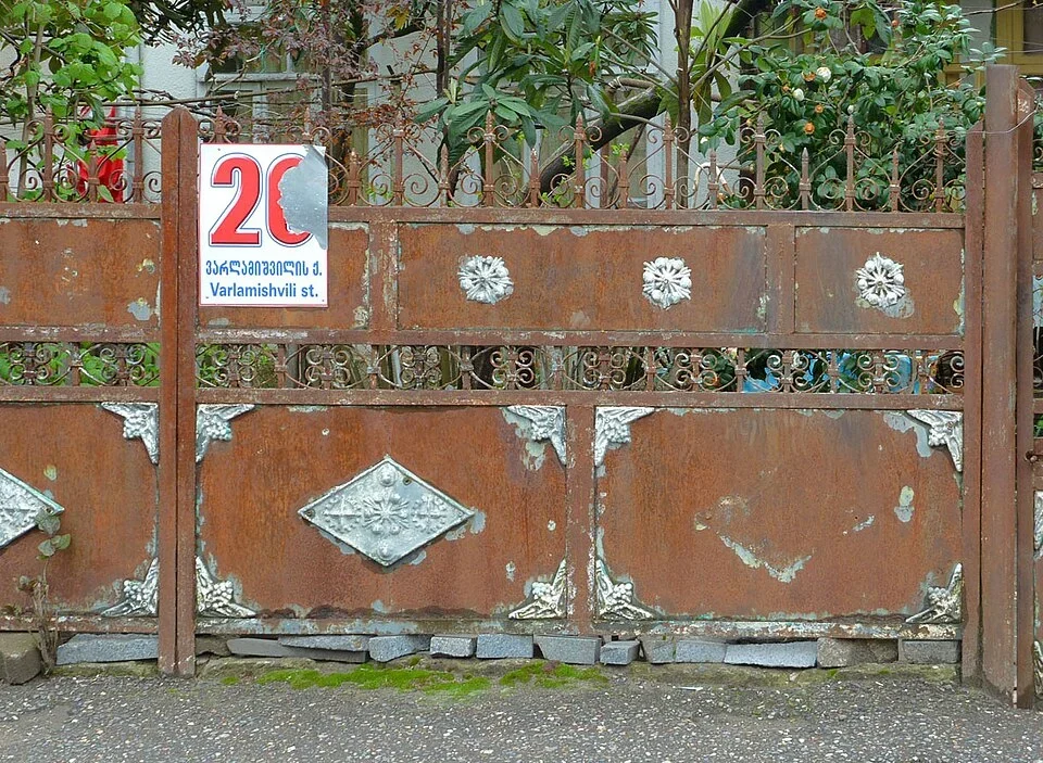庫塔伊西：白牌大字20為門號，下方喬治亞文與「Varlamishvili st.」為街名。