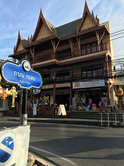 普吉市:藍色圓端牌寫泰文「ถนน รัษฎา」及「RASSADA」,即Rassada路;照片沒有門號。