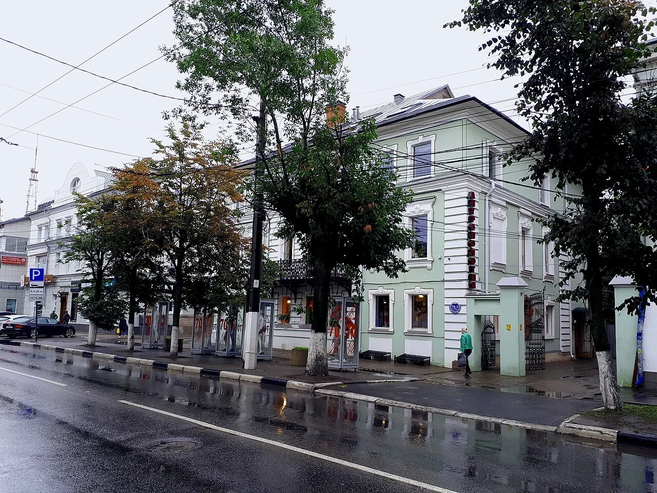 特維爾：建築轉角的藍色圓牌可辨「16 к1」，表示16號一棟；較小街名字跡不完整轉錄，檔案定位為新托爾若克街。