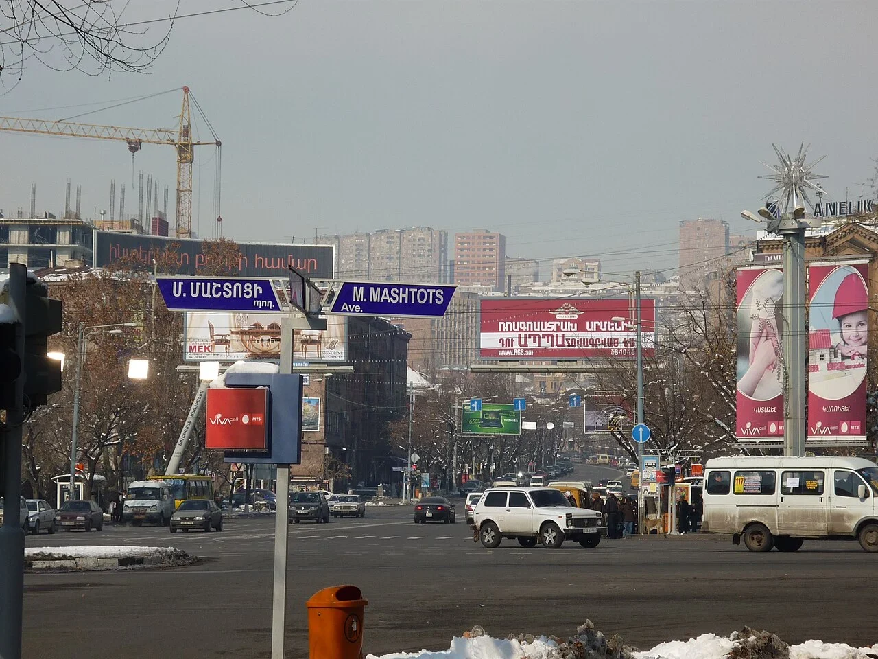 葉里溫：右側「M. MASHTOTS Ave.」為英文，左側是相同道路名稱的亞美尼亞文；兩牌不是相交道路。