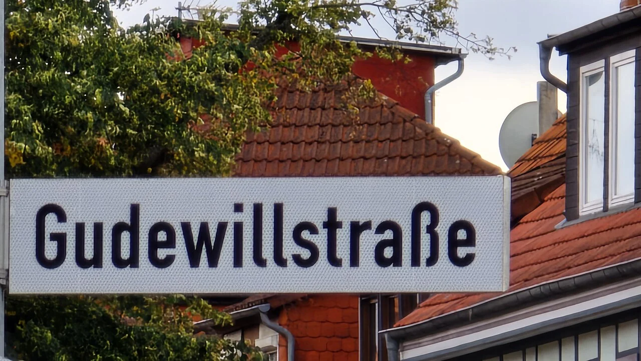 阿爾費爾德的實拍街牌。「Gudewillstraße」為街名;ß是德語拼寫字元,牌面沒有門牌數字。