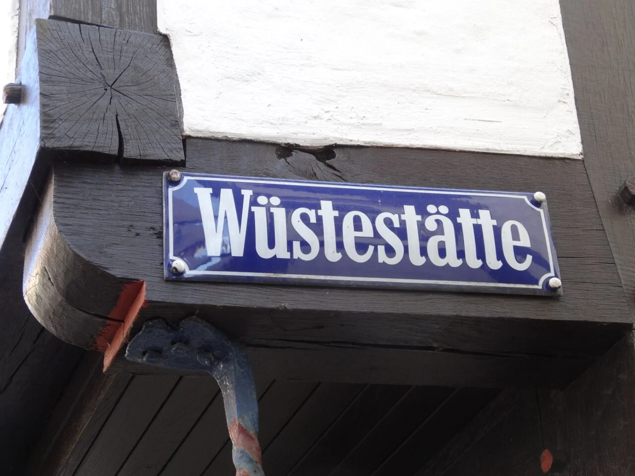 不來梅的實拍街牌。「Wüstestätte」為街名;ü上的兩點與ä都是正式拼寫的一部分。