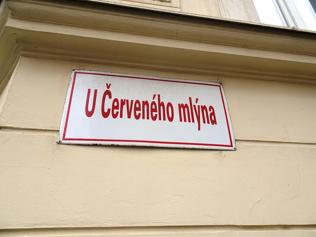 布爾諾的實拍街牌。「U Červeného mlýna」為完整街名;Č與ý的變音及重音屬正式拼寫。