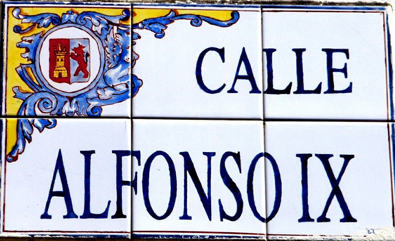 卡塞雷斯的實拍街牌。「CALLE ALFONSO IX」為阿方索九世街;IX是君主序號,不是門牌9號。