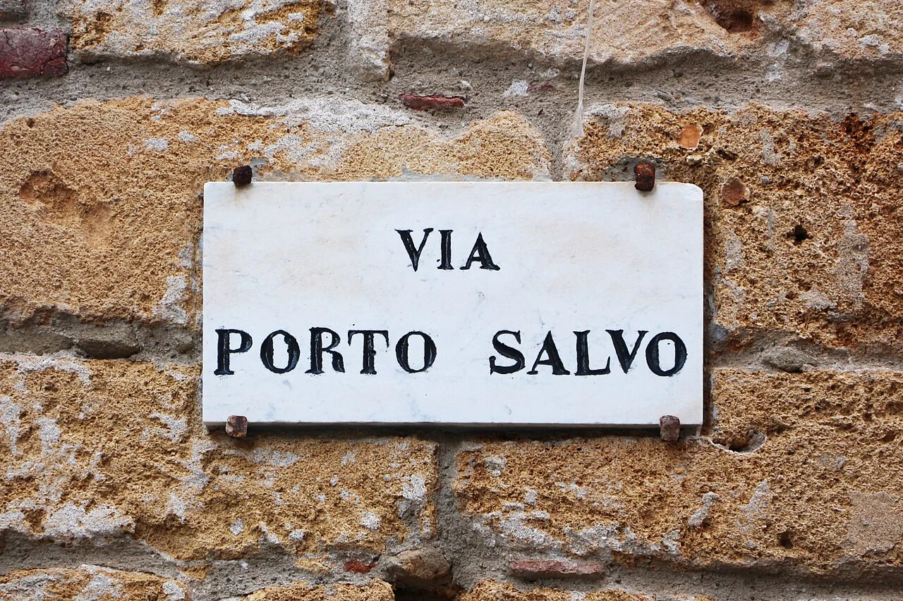 切法盧的實拍街牌。「VIA PORTO SALVO」為街名，Via是道路類型；照片沒有門牌數字。
