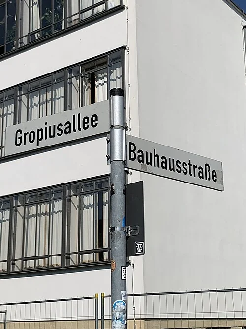 德紹的實拍街牌。兩牌分別讀作「Gropiusallee」與「Bauhausstraße」,共同標示街道交會;不是一個連寫地址。