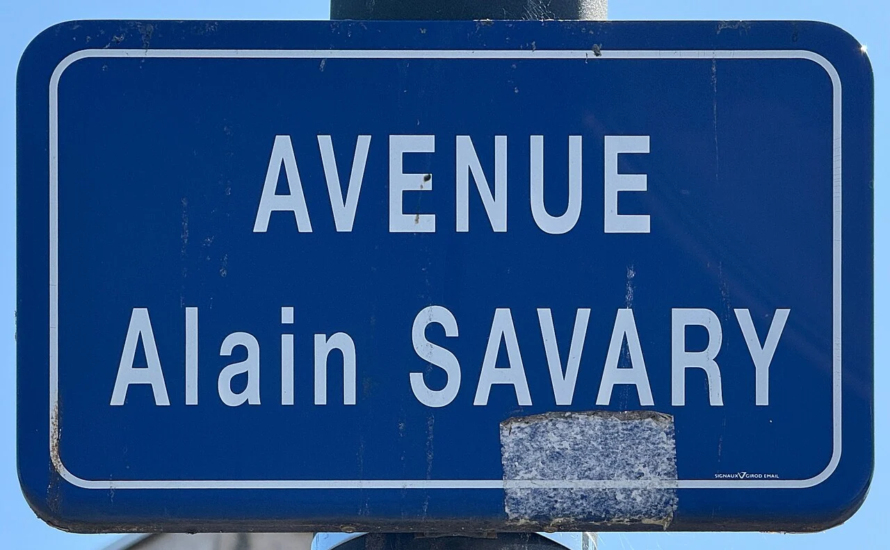 第戎的實拍街牌。「AVENUE Alain SAVARY」為大道名稱,人名與道路類型以大小寫區分。
