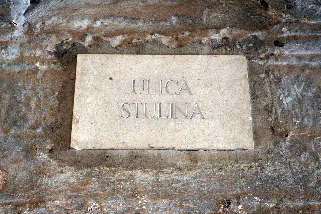 杜布羅夫尼克的實拍街牌。「ULICA STULINA」為街名；Ulica是克羅埃西亞語的街道用字。