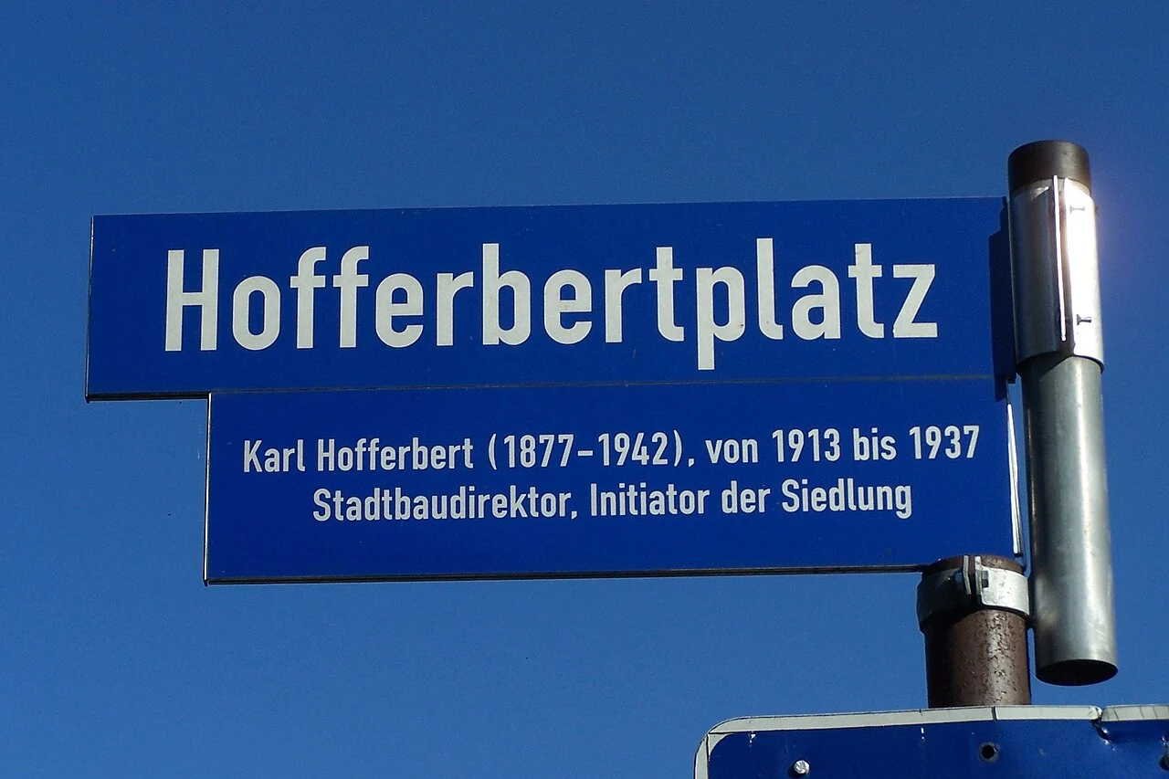 艾森納赫的實拍街牌。上牌「Hofferbertplatz」為廣場名；下牌列Karl Hofferbert及職務年代，均非門牌資訊。