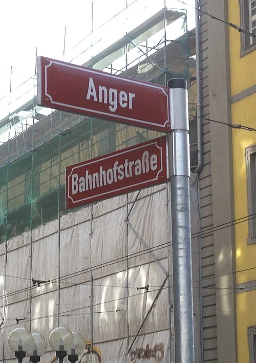 艾爾福特的實拍街牌。上牌「Anger」、下牌「Bahnhofstraße」是兩個街名；Bahnhof指車站，並非門牌。