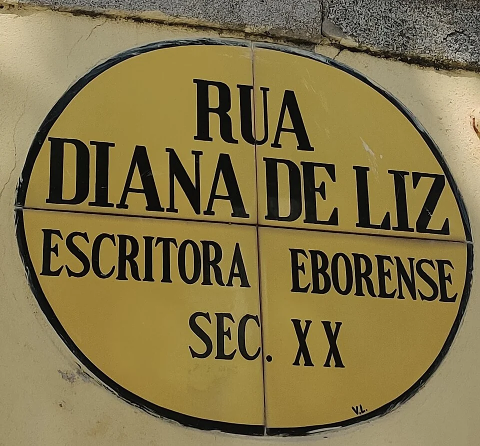 埃武拉的實拍街牌。「RUA DIANA DE LYZ」為街名；「ESCRITORA EBORENSE SÉC. XX」表示二十世紀的埃武拉女作家。
