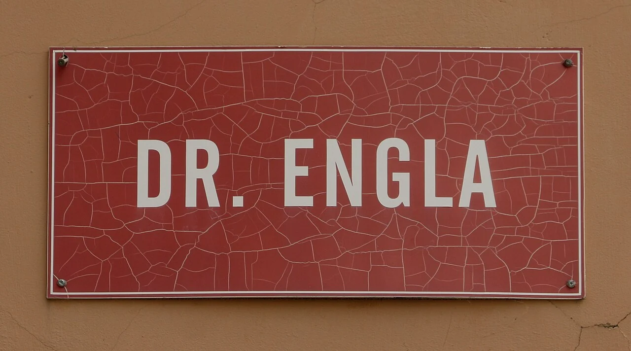 卡羅維瓦利的實拍街牌。「DR. ENGLA」為街名；Dr.是頭銜縮寫，牌面本身未展開完整人名。