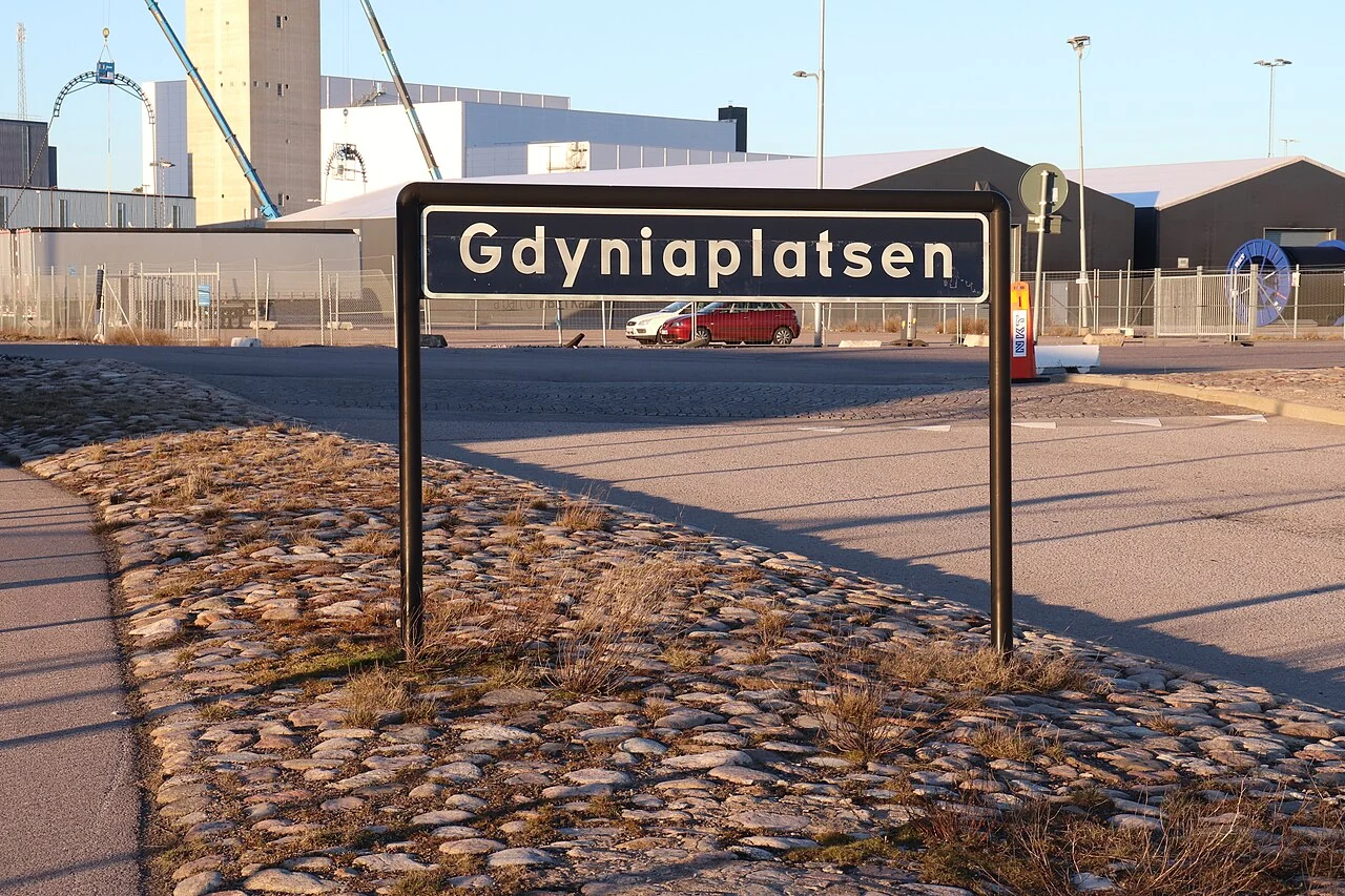 卡爾斯克魯納的實拍街牌。「Gdyniaplatsen」為廣場名；platsen是瑞典語廣場用字，並非波蘭城市本身的定位。