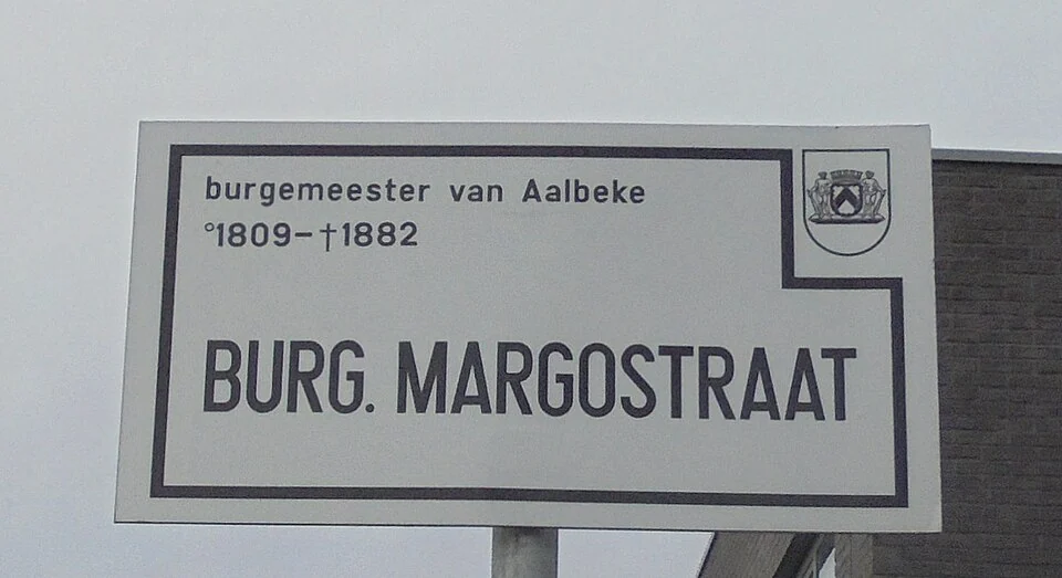 科特賴克的實拍街牌。「BURG. MARGOSTRAAT」為街名；上方「burgemeester van Aalbeke」說明市長身分，1809–1882屬人物年代。