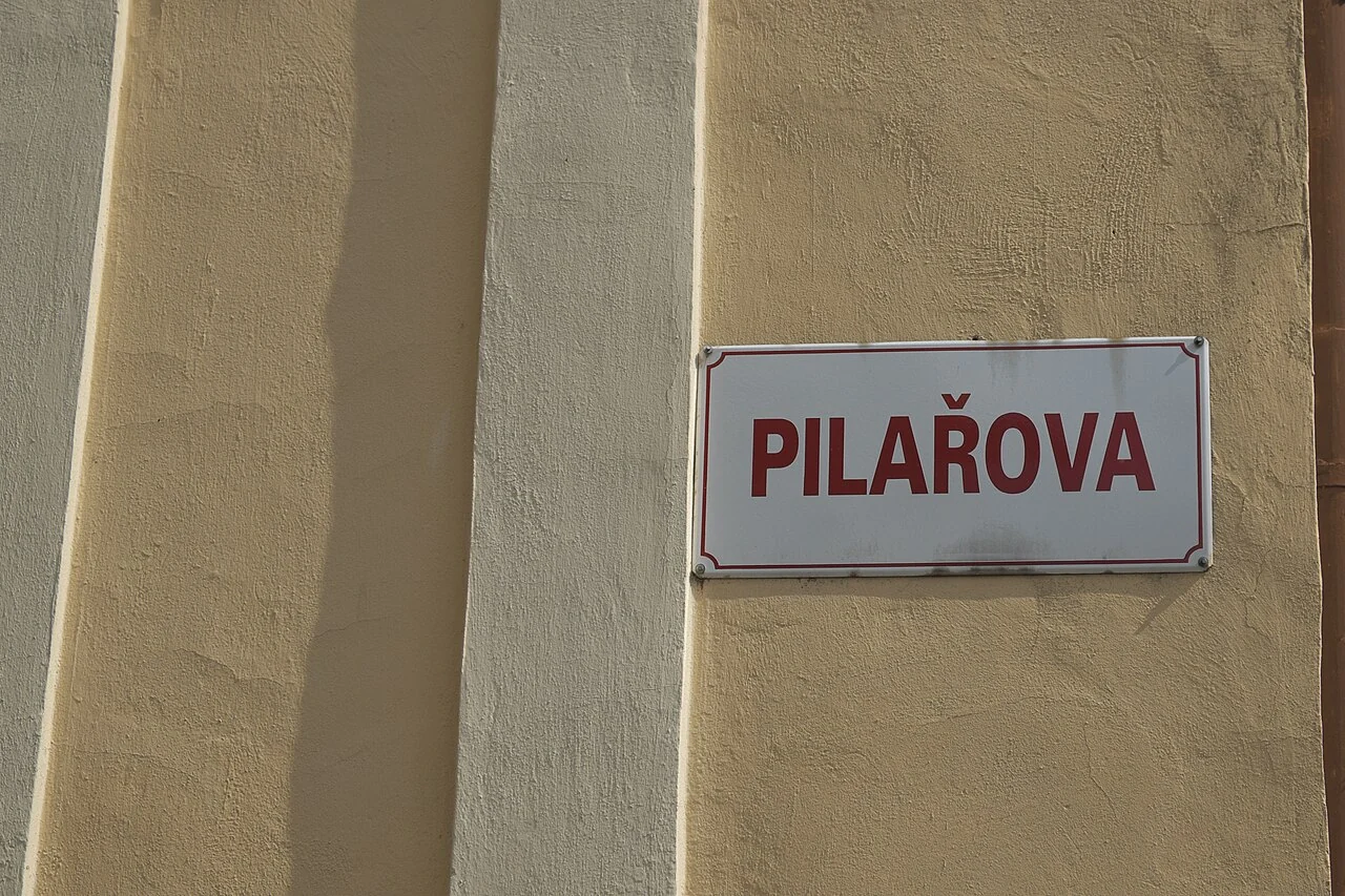 克羅梅日什的實拍街牌。「PILAŘOVA」為街名，Ř及Á屬捷克文拼寫；牌面未列門牌。