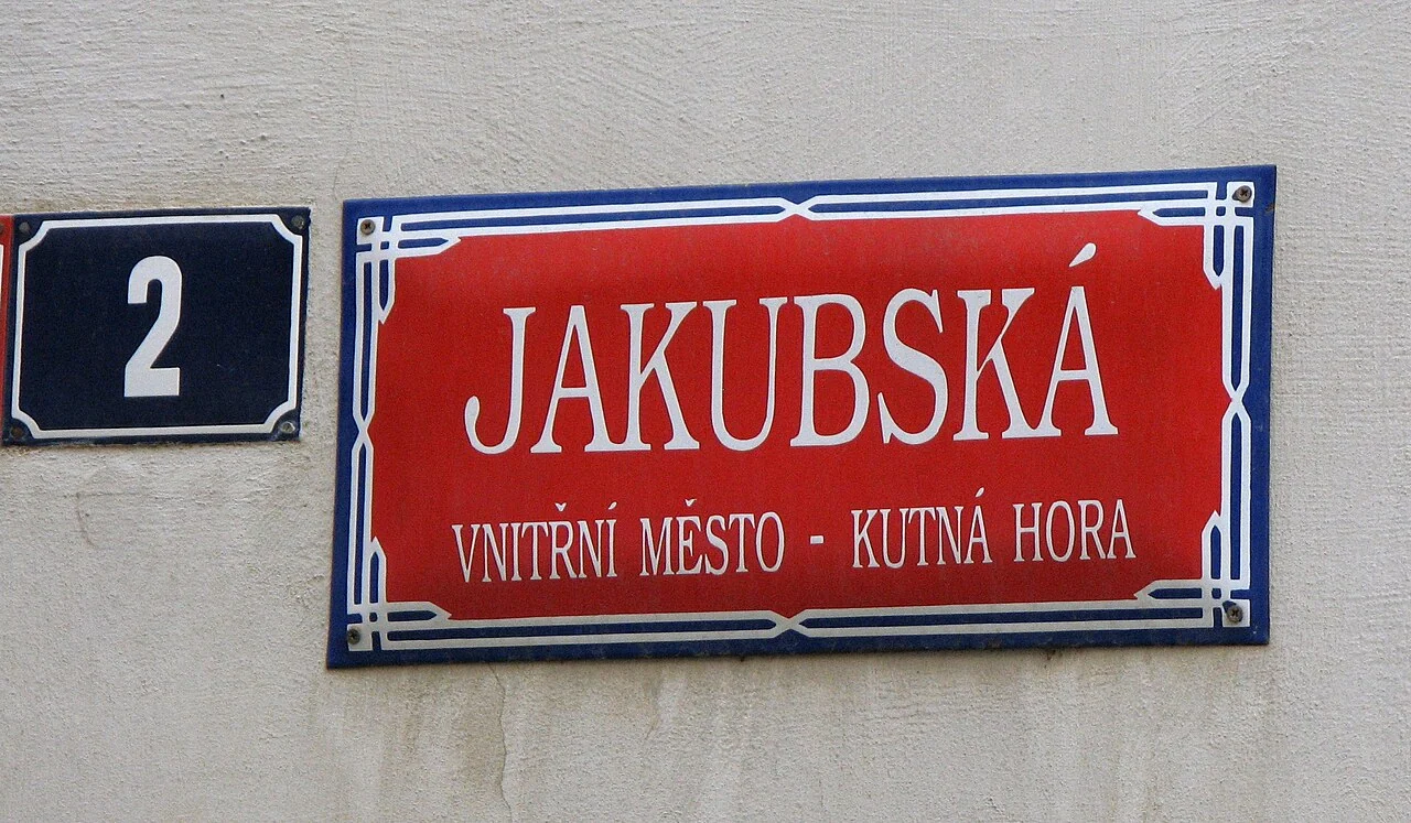 庫特納霍拉的實拍街牌。「JAKUBSKÁ」為街名，下行「VNITŘNÍ MĚSTO – KUTNÁ HORA」標示地區及城市；左邊「2」為獨立門牌。