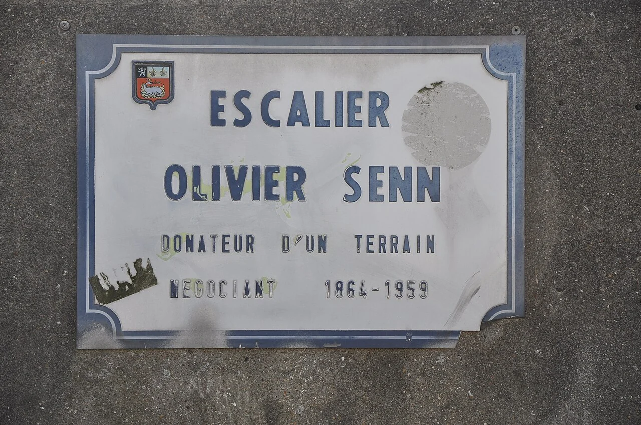 勒哈佛的實拍街牌。「ESCALIER OLIVIER SENN」為階梯名稱；牌下1864–1959屬人物年代，不是階梯編號。