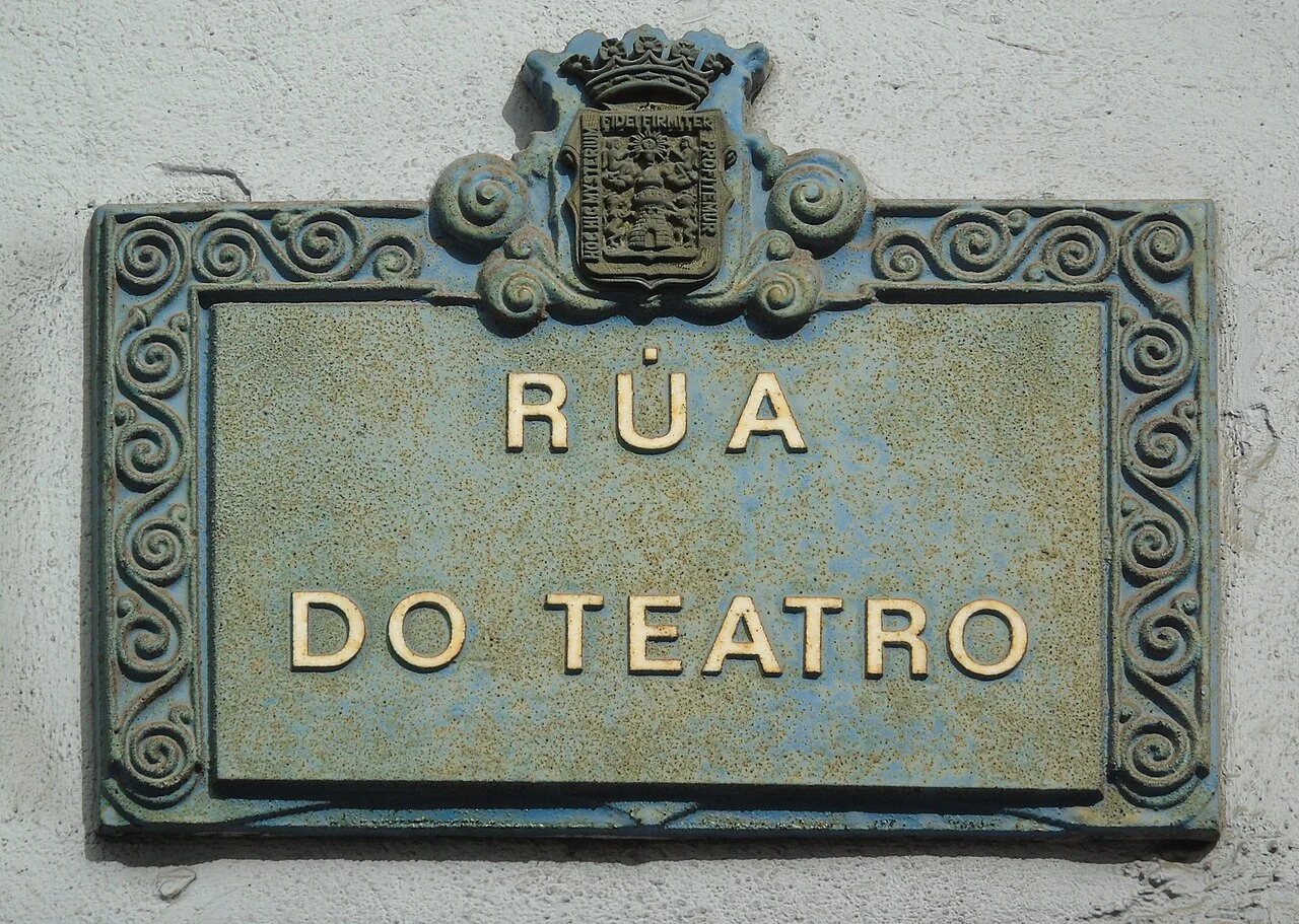 盧戈的實拍街牌。「RÚA DO TEATRO」為劇院街；Rúa是街道用字，名稱不能單獨證明某座劇院的位置與年代。