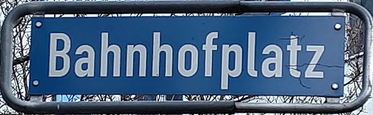 美因茨的實拍街牌。「Bahnhofplatz」為車站廣場名稱;牌上沒有門牌或月台數字。