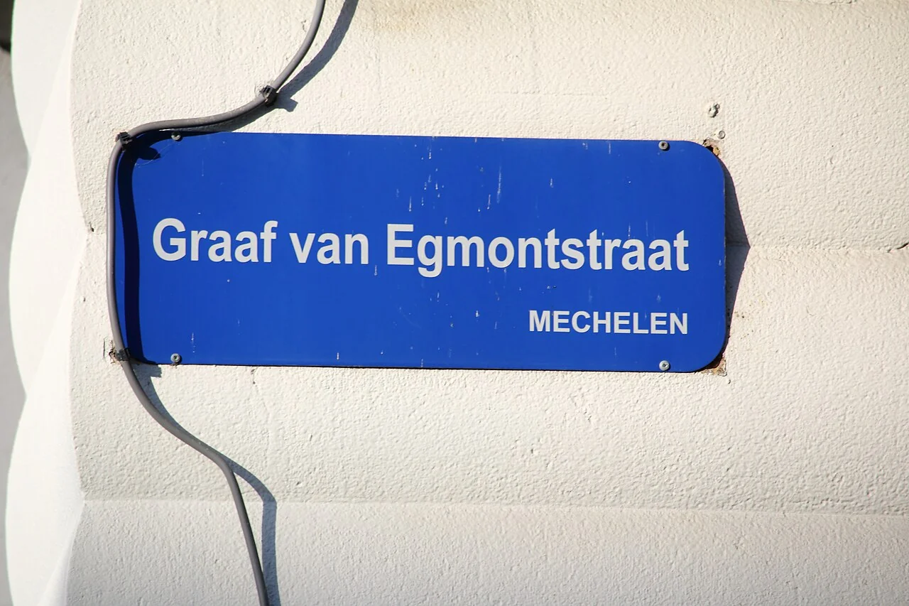 梅赫倫的實拍街牌。「Graaf van Egmontstraat」為街名，下方「MECHELEN」標示城市；Graaf是伯爵頭銜。