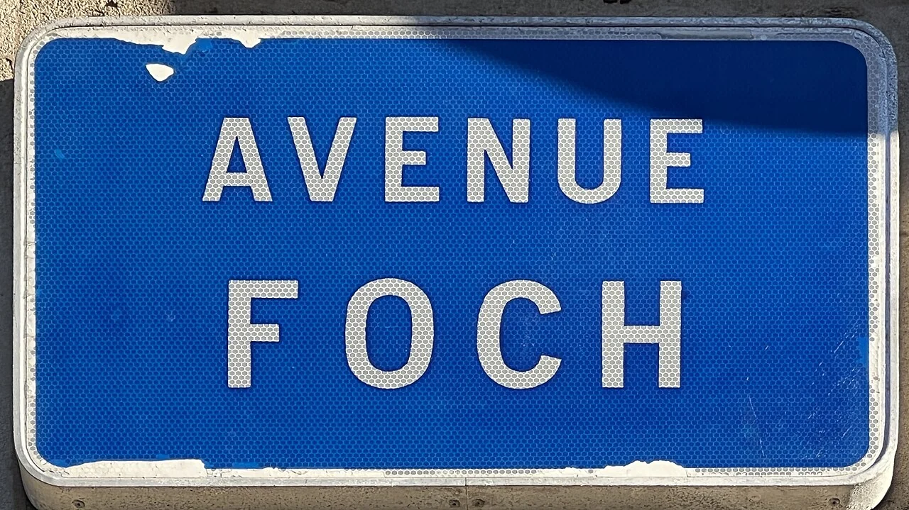 南錫的實拍街牌。「AVENUE FOCH」為福煦大道，Avenue標示道路類型，並非另一個地名。