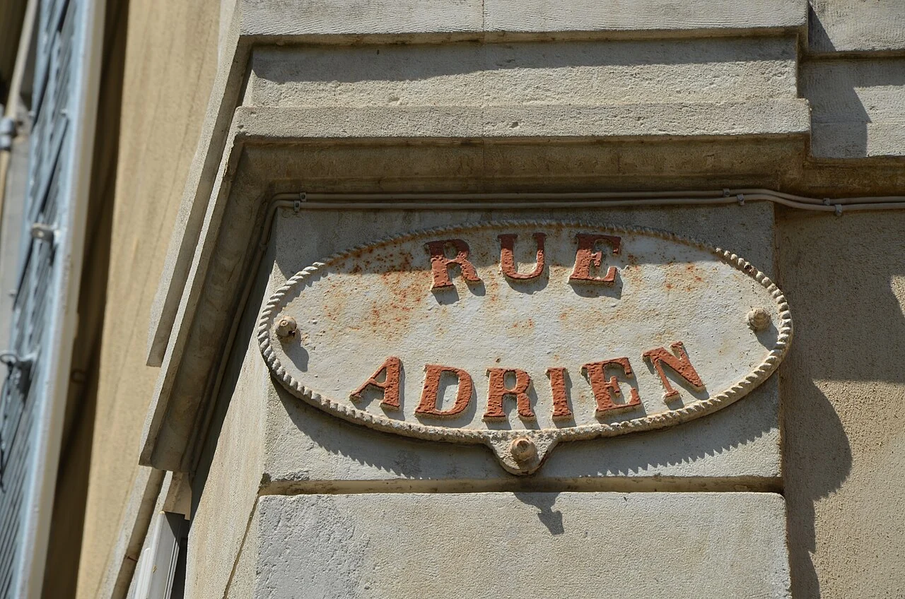 尼姆的實拍街牌。「RUE ADRIEN」為哈德良街；RUE是街道類型，牌面未列門牌。