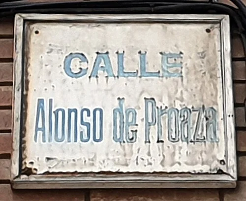 奧維耶多的實拍街牌。牌面「CALLE Alfonso de Proaza」為街名；檔名使用的「Cai」與照片上的Calle不相同，核讀以照片為準。