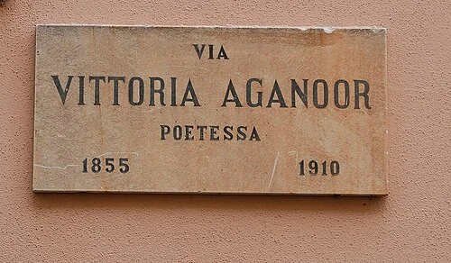 帕多瓦的實拍街牌。「VIA VITTORIA AGANOOR」為街名；「POETESSA」指女詩人，1855與1910是牌面列出的人物年代。
