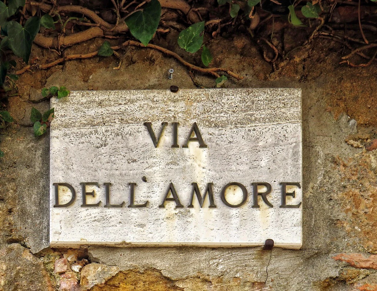 皮恩扎的實拍街牌。「VIA DELL’AMORE」為愛之街；牌面只有街名，不能單憑名稱推定婚戀習俗或命名故事。